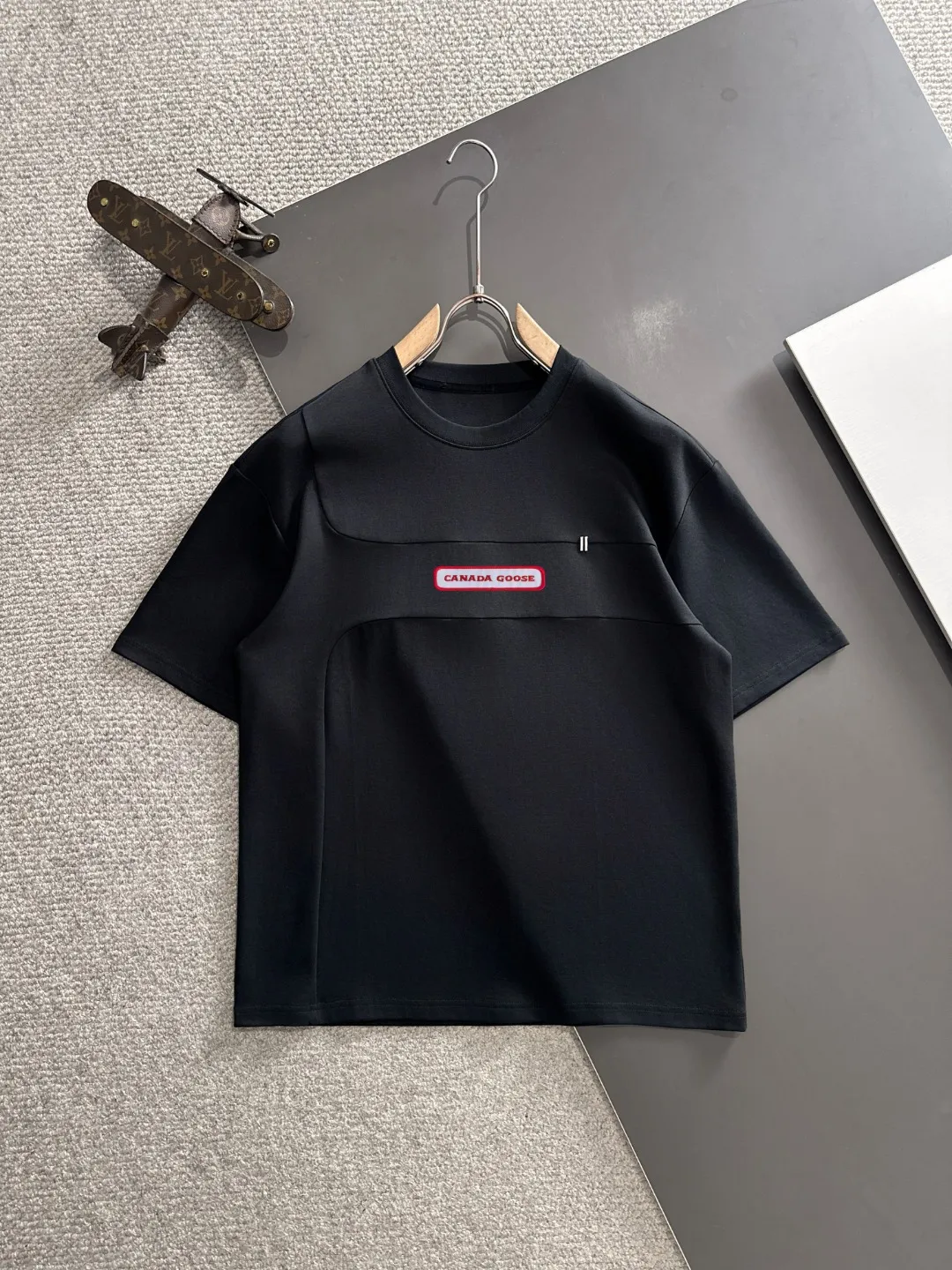 Next day delivery P300 High version CANADA GOOSE/Big Goose 25ss spring and summer new high-definition T-shirt Made with imported machines from Italy, truly the most luxurious and high-quality model that you can wear with your eyes closed. Heavy combed fabrics. High-strength and heavy-weight fabrics feel substantial when weighed. The upper body is more textured than ordinary T-shirts and is not easily deformed. This texture can cope with the weather, absorb sweat and breathable, and is suitable for both hot and cold conditions! Perfectly produced with reference to the original stitch and stitch! The loose fit design is super noble. Custom-woven signature ribbed collar, cuffs, and hem. Really rare and rare goods Size: M-XXXL